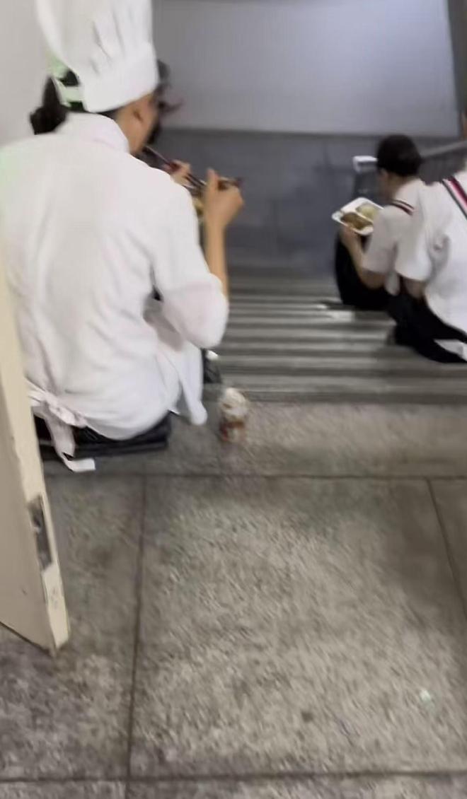 坐在桌上吃饭员工无奈只能蹲着吃饭AG真人直营网友吐槽西贝上班不让